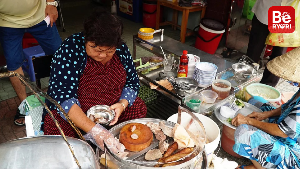 Co GiangにおけるBa Ut店の豚の内臓入り粥（チャオロン)1