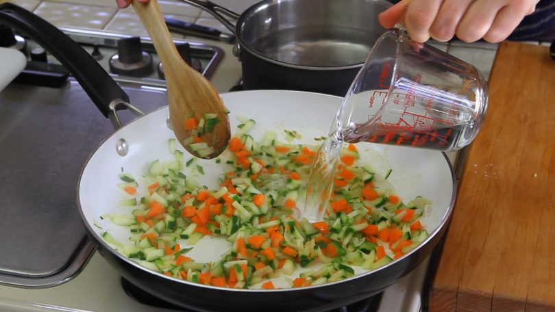 野菜を炒めるとき、料理はしばしば乾燥させ、野菜の栄養水量が蒸発させるので、野菜の栄養を保持するために鍋が暑いとき、あなたは水のさじ2～3杯を追加するべきです。2