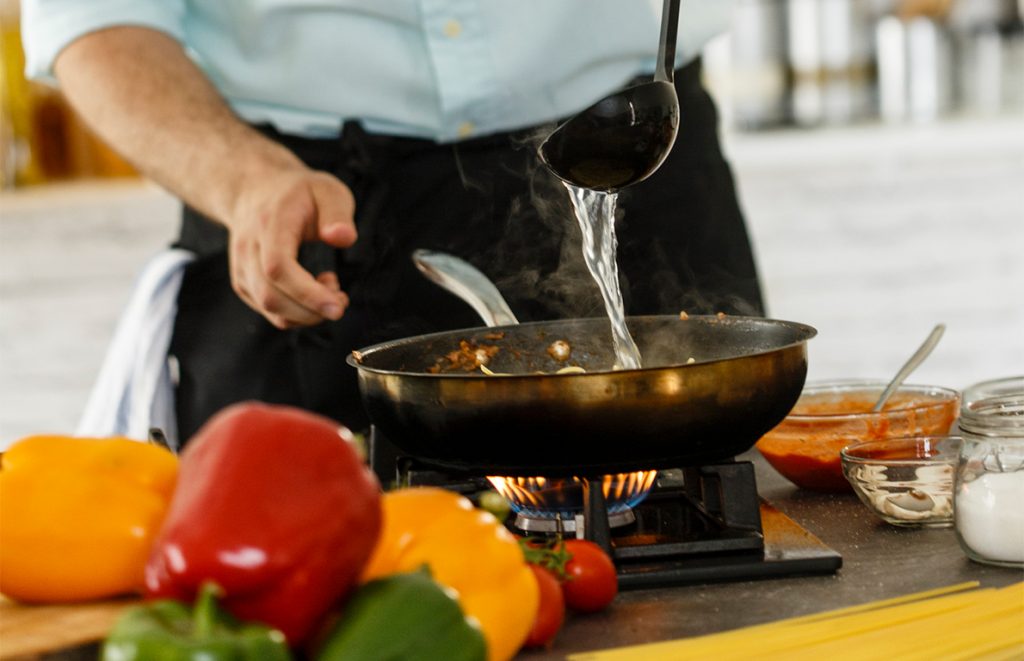 野菜を炒めるとき、料理はしばしば乾燥させ、野菜の栄養水量が蒸発させるので、野菜の栄養を保持するために鍋が暑いとき、あなたは水のさじ2～3杯を追加するべきです。1