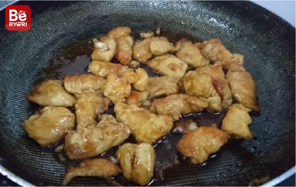 ニンニク、魚醤油と揚げ鶏むね肉の煮込み0