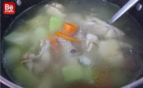 鶏肉と塊茎のスープ